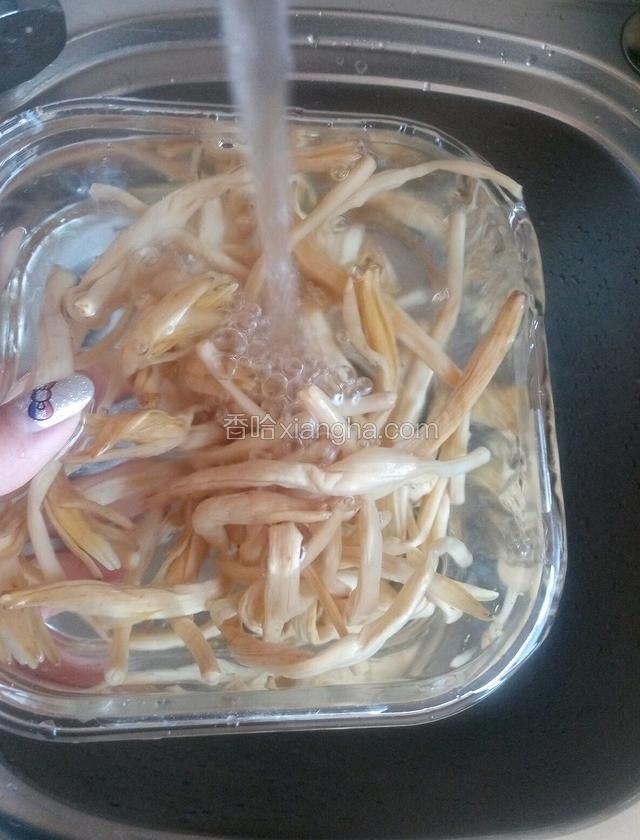 并要多次用清水漂洗直至黄水变清即可。