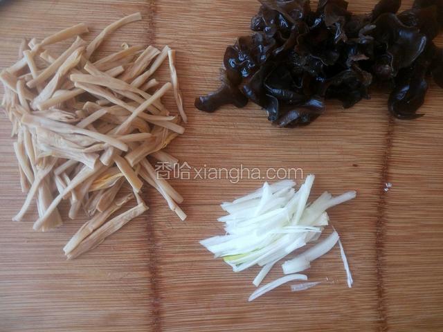 黄花菜切段，葱切丝。