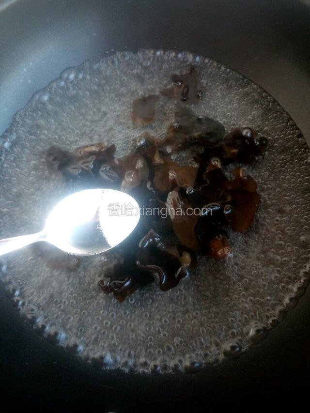 锅内水烧开加入少许盐，黑木耳放入沸水中焯水。