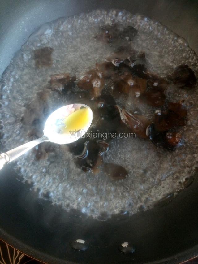 再加几滴食用油。