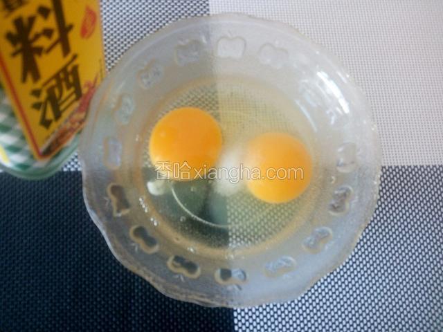 鸡蛋打入碗内，加少许盐、水和一点料酒，加水和料酒后炒出来的鸡蛋更加嫩滑，味道更鲜美而且还去腥味。