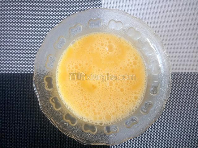 把鸡蛋液打匀起泡。