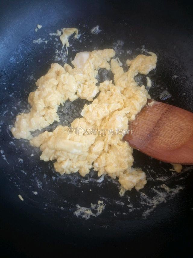 锅中倒入油，油烧热倒入鸡蛋液，用锅铲快速划散蛋液。
