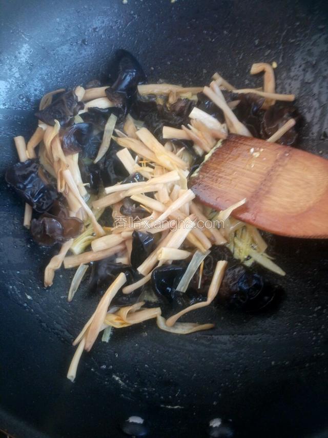 倒入木耳，黄花菜。