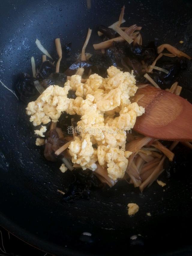 倒入之前炒好的鸡蛋。