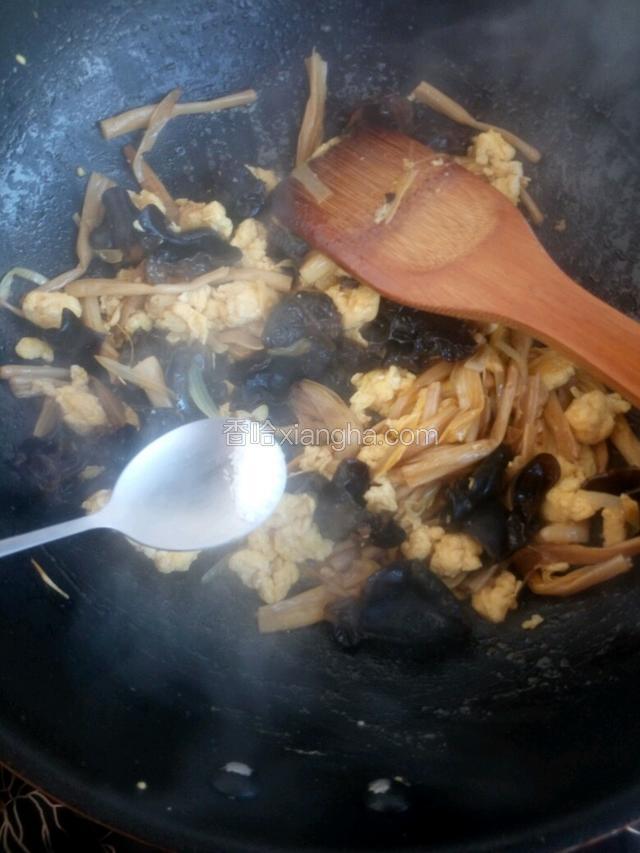 加入味精，翻炒均匀。