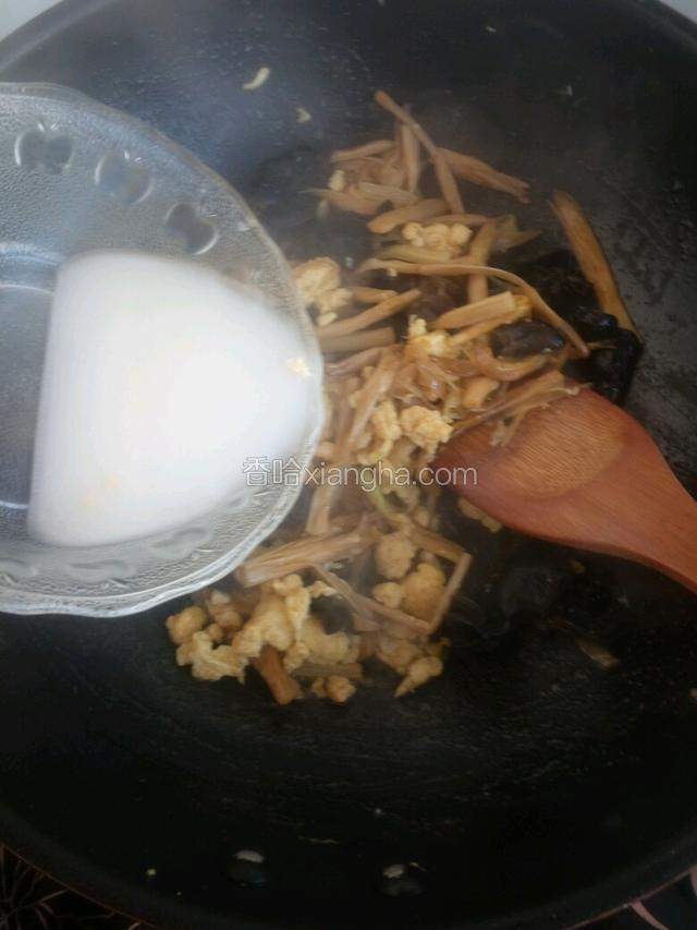 最后用水淀粉勾芡，翻炒均匀。
