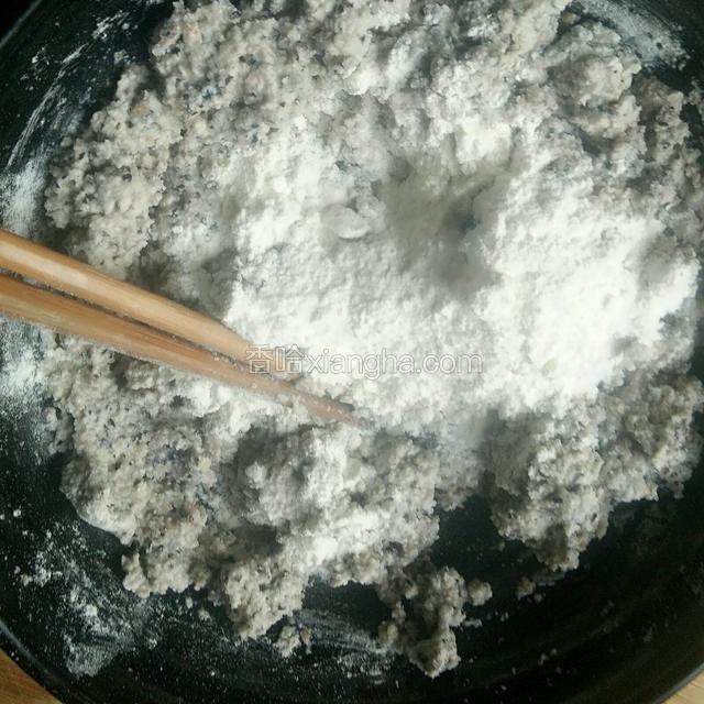 在豆渣中加入适量面粉，使之有粘性并能团成型