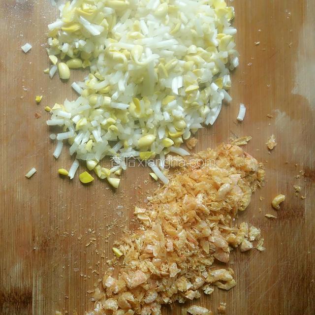 黄豆芽和虾仁全部切碎