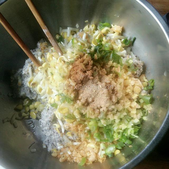 切好以后，全部和豆渣放在一块，加上五香粉，鸡粉和盐