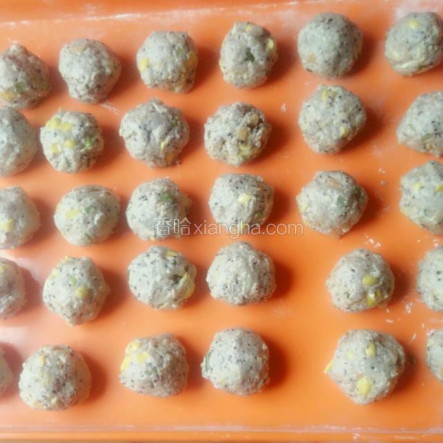 两手配合，揉成大小均匀、不要很大的丸子（最大要比乒乓球，要小一些）