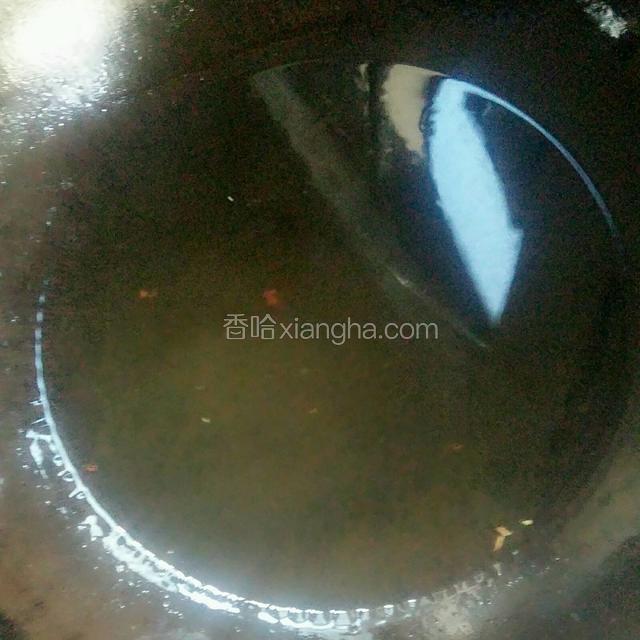 锅中多加一些油，烧至七八成热