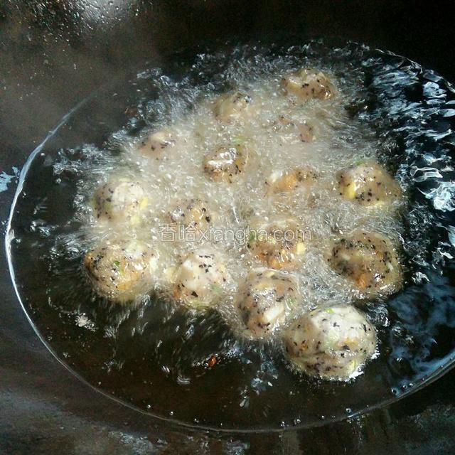 把揉好的丸子，逐个放入炸制