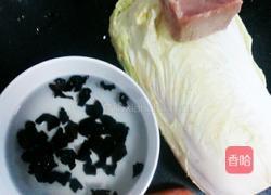 白菜炒木耳的做法图解1