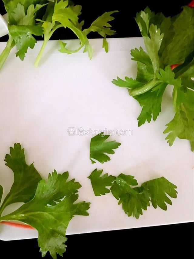 芹菜叶切顶部、做扇子边、再切几颗芹菜梗、做扇子柄