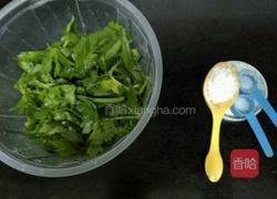 炝拌芹菜叶的做法图解1
