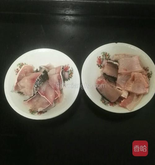 把撇好的鱼骨剁成块，把鱼肉片成鱼片，分别装入碗里