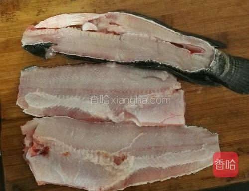 如图把两边鱼肉撇下，分成三分，两拌鱼肉瓣和一半鱼骨排