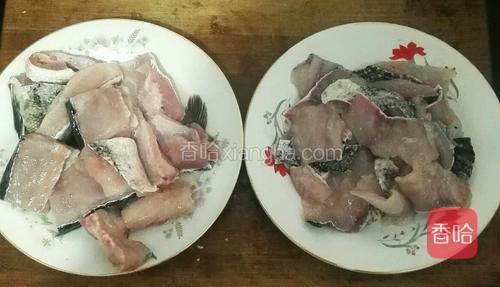 把盐腌制好的鱼肉和鱼骨，再清洗一下，沥干水份备用