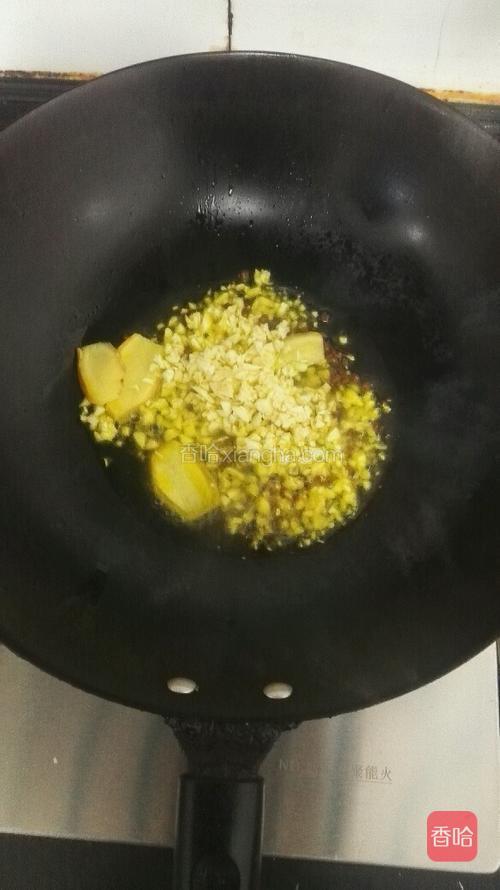 热锅起油，放入姜片，花椒，和一半的蒜沫爆香
