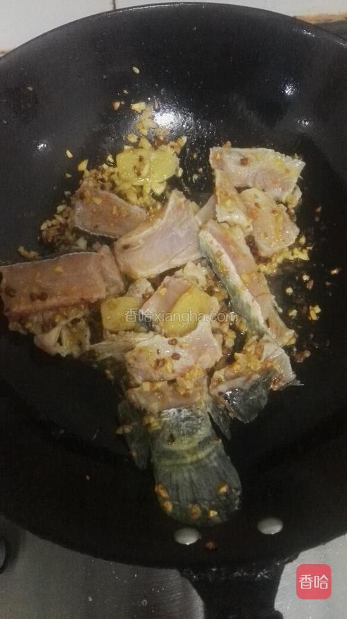 把鱼骨煎到两面微黄
