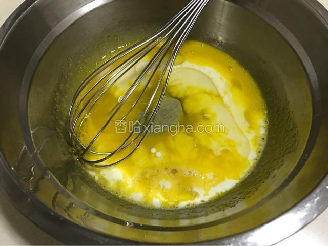 然后加入全部的油和奶。