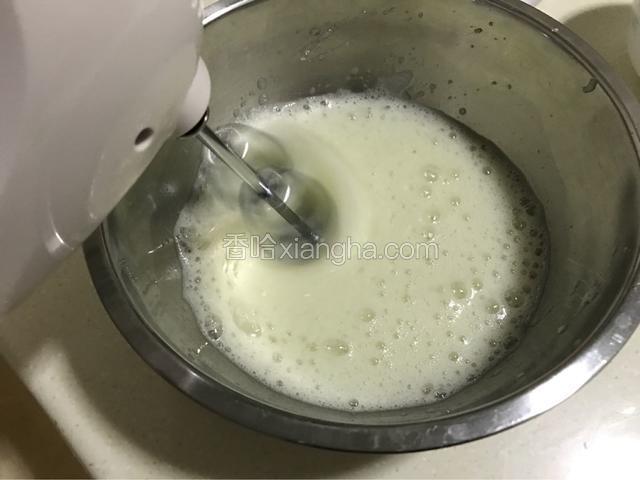 这时开始用电动打蛋器打蛋清。低速打至大泡加入10克糖。