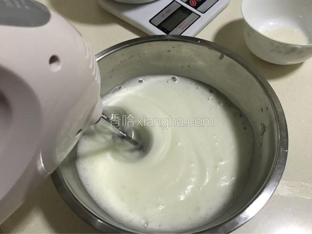 继续打至泡沫细腻，再加入10克糖。