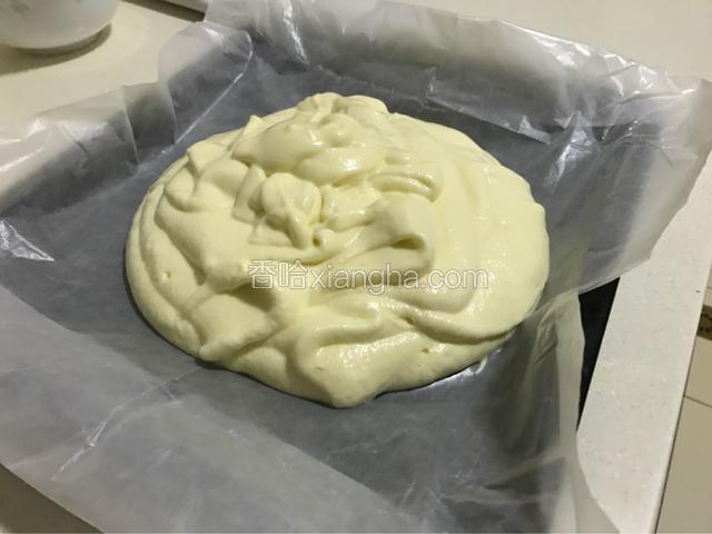 烤箱预热同时，把蛋糕糊倒入铺了油纸的烤箱自带烤盘中。