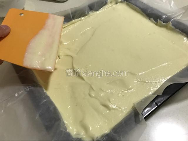 用刮片抹平蛋糕糊。