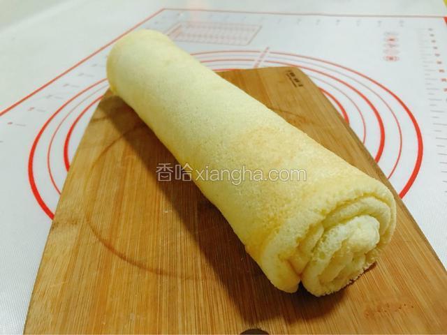 移除油纸，蛋糕卷成型。