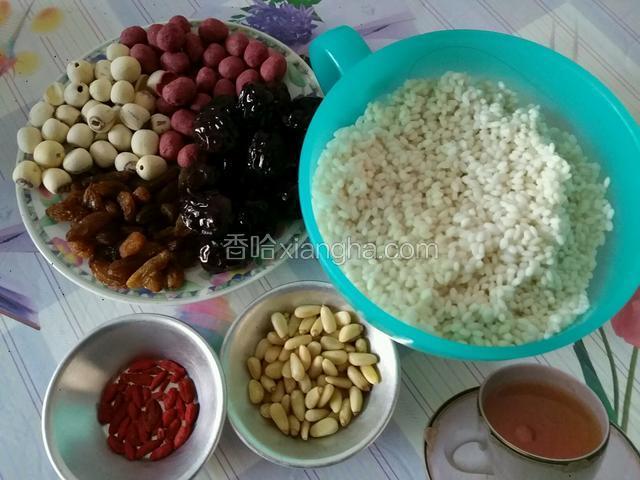 准备好所需食材（糯米提前一天泡好，莲子提前煮熟）豆沙馅忘拍了。
