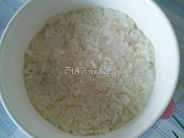 上面盖上一层糯米饭抹平