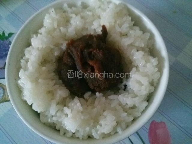 再盖一层糯米饭中间挖个窝搁豆沙馅