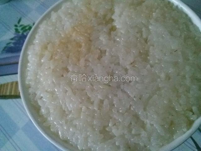 豆沙馅上面再盖上糯米饭抹平