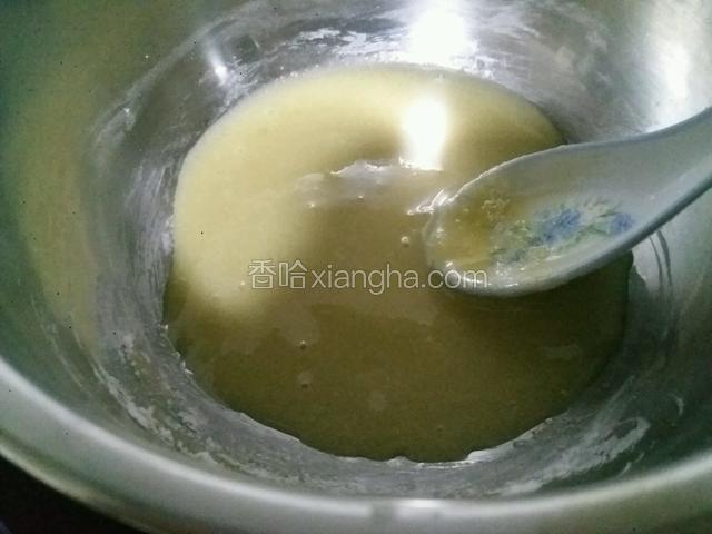 将白糖蜂蜜淀粉放在一起加一点水熬糖浆备用