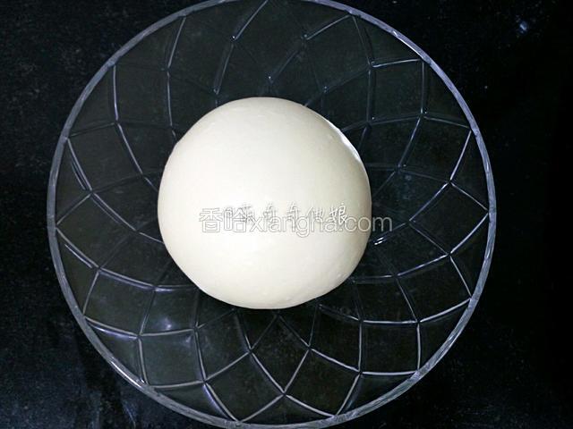 滚圆放容器里盖保鲜膜放温暖处进行一次发酵。