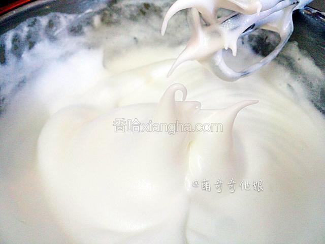 蛋白分三次加入白糖打发至提起打蛋器呈弯勾即可。
第一次打发至呈粗泡状态加入三分之一白糖。
第二次打发至细腻浓密的泡沫时加入三分之一白糖。
第三次打发至出现明显纹路时加入剩下的三分之一白糖。