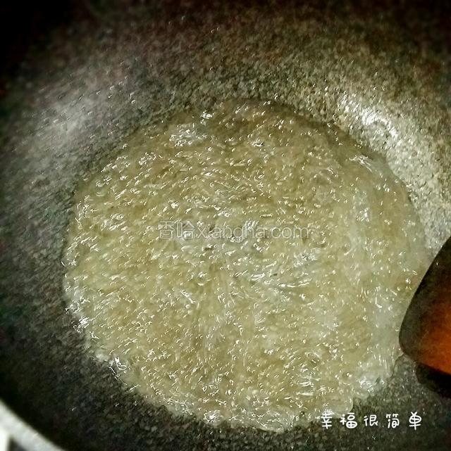 动作要快，粉丝容易粘锅，加少许的清水。粉丝炒成透明色后盛出备用。