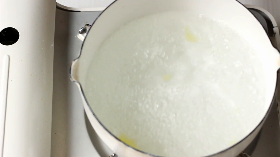 水沸，如视频方式放入意面