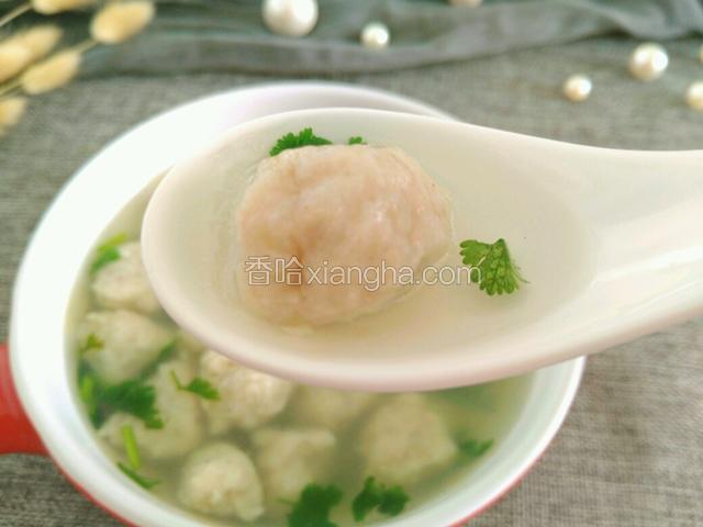 装碗，来一颗肉丸吃，滑滑嫩嫩滴 好好吃哦！