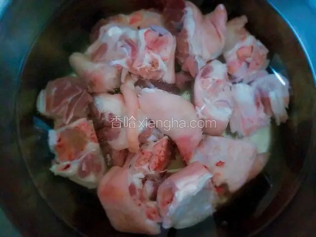 新鲜猪蹄剁成块（大小根据自己喜好），用冷水浸泡20分钟，中间换水2-3次，去除血水；
