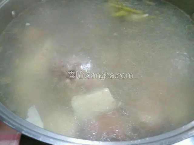 加入冬笋，捞出葱结，转小火慢笃（炖煮）90-120分钟；