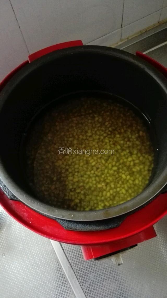 放入高压锅，倒入高出一手指关节的水，选择煮豆程序。