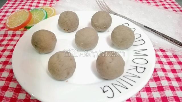 放凉后。自制【绿豆沙】就制作完成了。