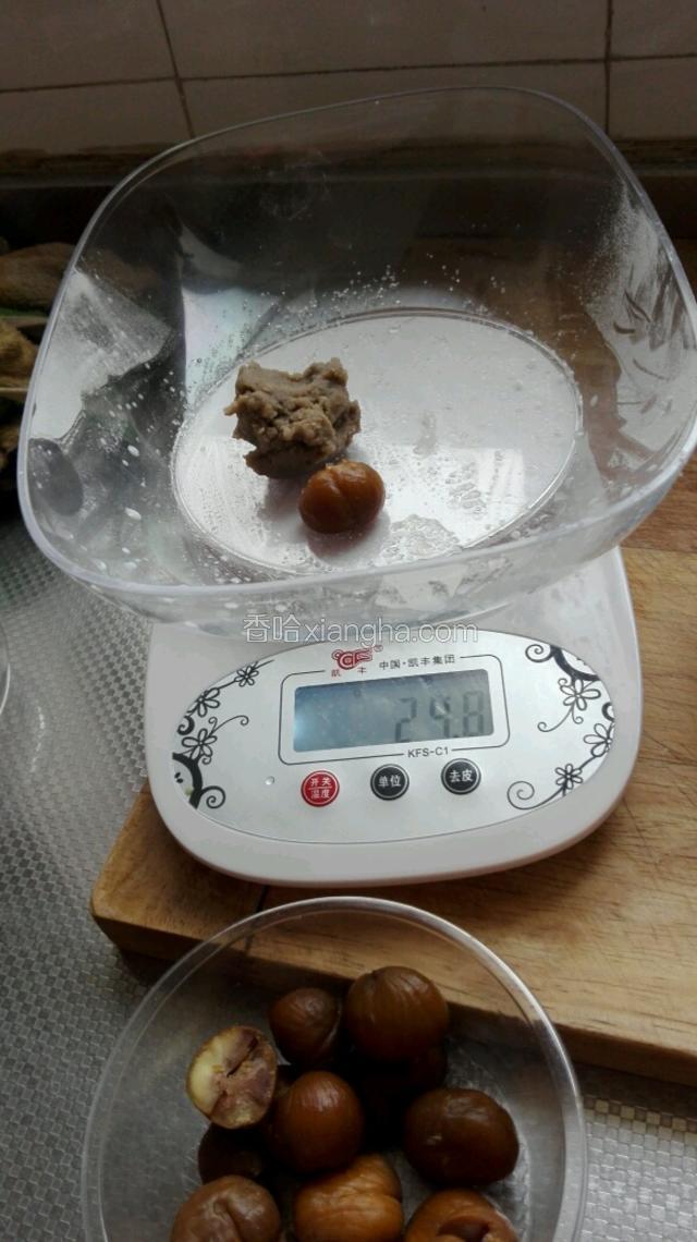 ［四］,“制作冰皮月饼”:

在此期间将提前准备好的绿豆沙馅+拨好皮的整颗高山油栗，一共25克称重好。