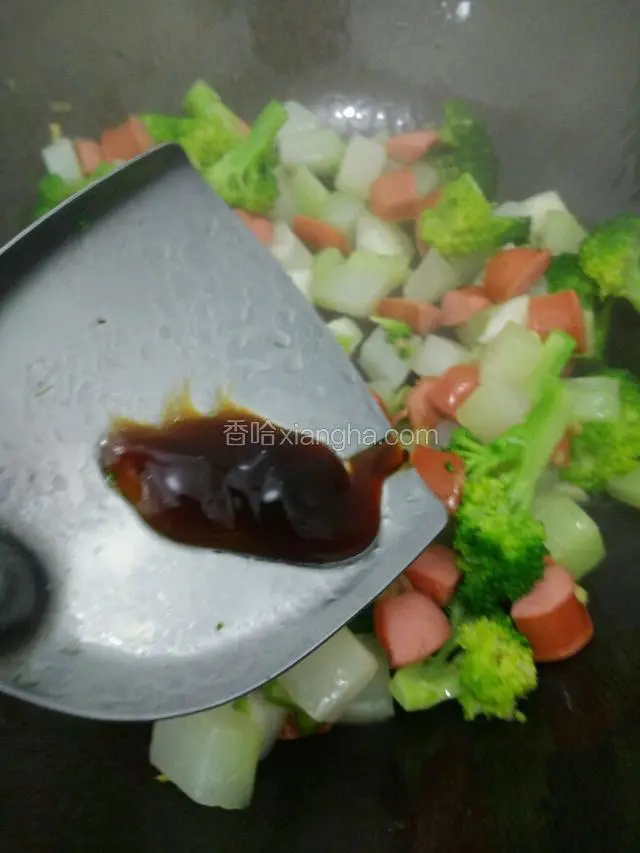 加入耗油，翻炒均匀，即可关火
