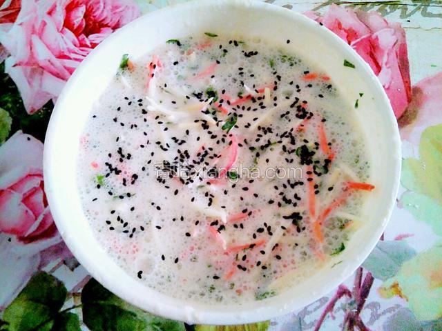 把土豆丝，红萝卜丝，芹菜叶倒入面糊里，加入盐，五香粉，十三香搅拌下，给面糊上撒上一层黑芝麻。