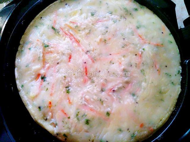 等三蔬煎饼一面成型后，翻另一面，直至两面都成熟。