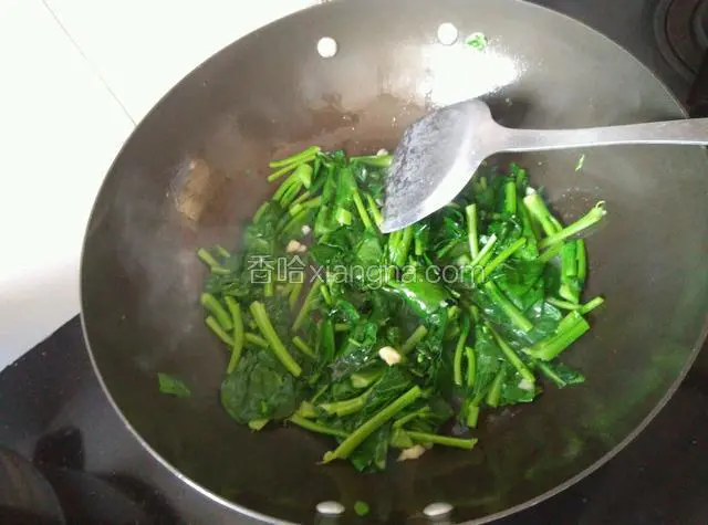 至芥蓝菜变软，加适量盐炒匀即可（一定要等芥蓝菜炒软后再放盐，否则菜吃起来会又硬又生的感觉）。